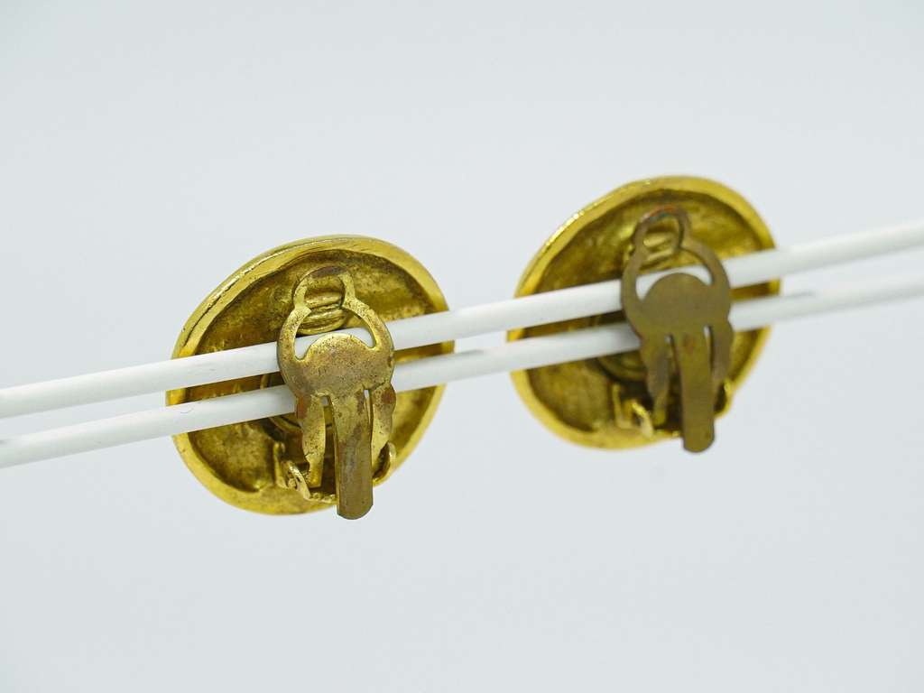 Chanel Vintage CC Logo Round Clip on Earrings Gold Good condition - Model View