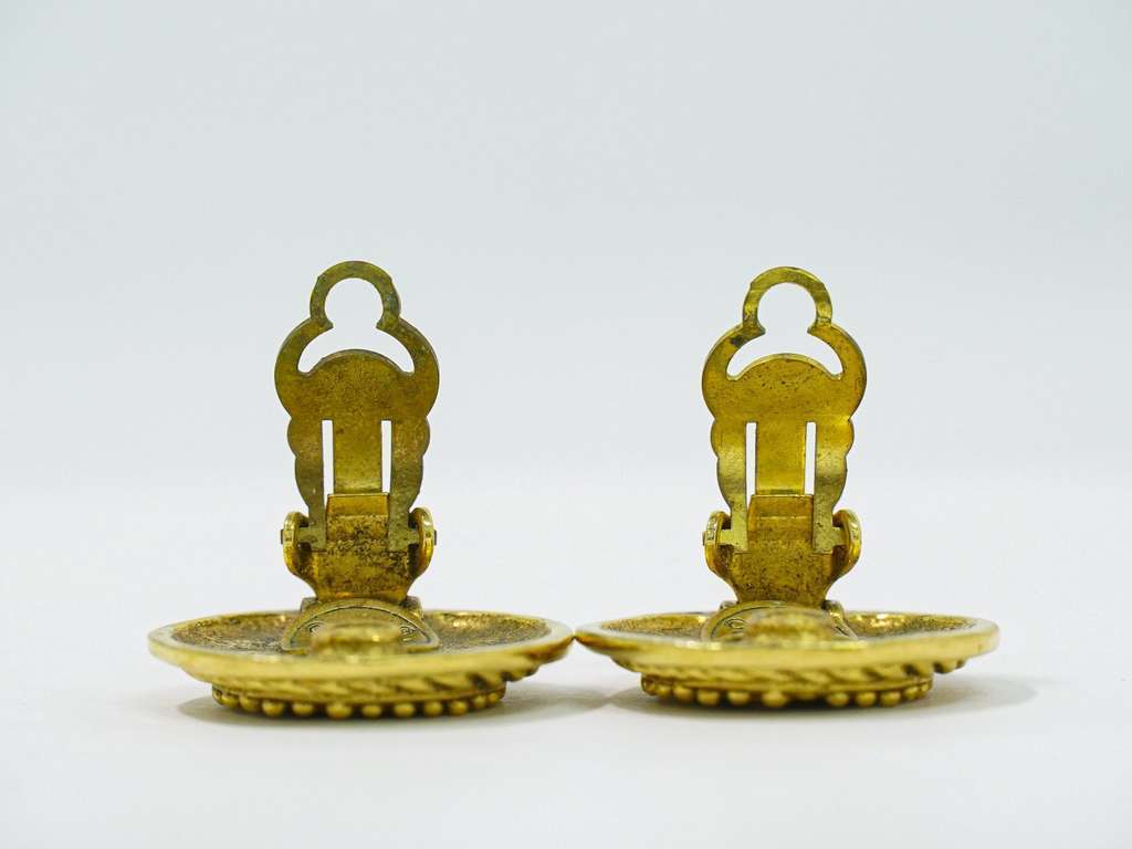 Chanel Vintage CC Logo Round Clip on Earrings Gold Good condition - Box View