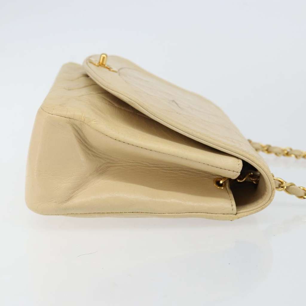 Chanel Diana Flap Bag Beige Fair condition - Model View