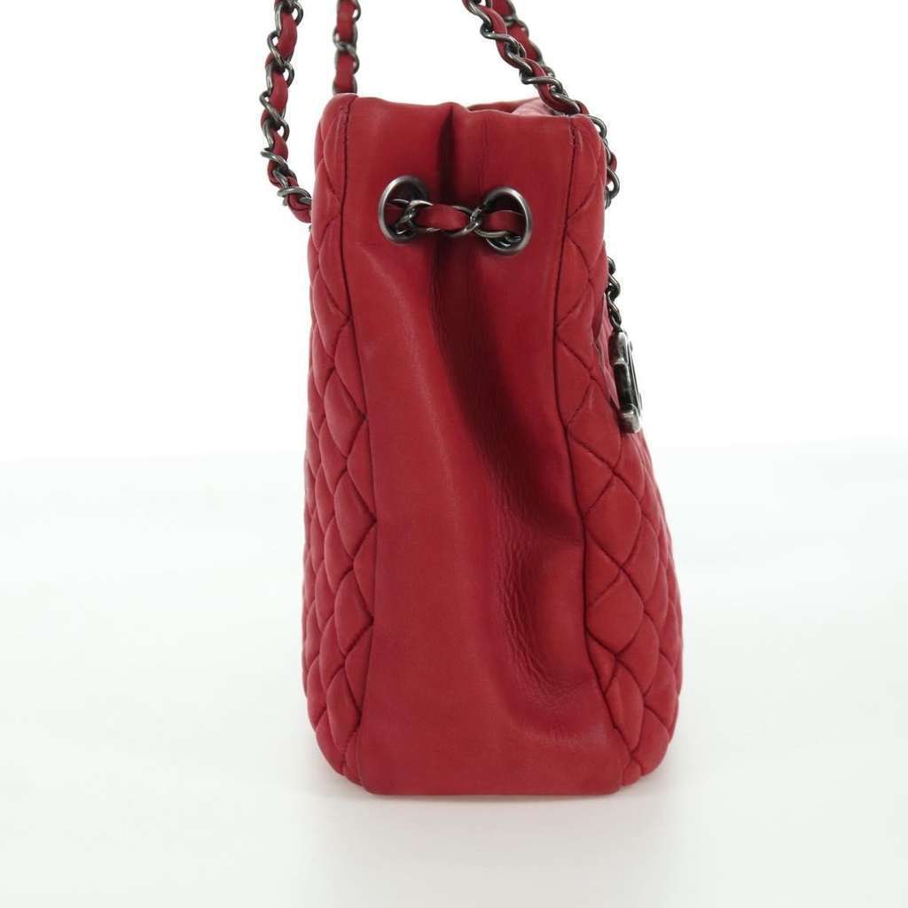 Chanel New Bubble Tote Red Leather Good condition - Model View