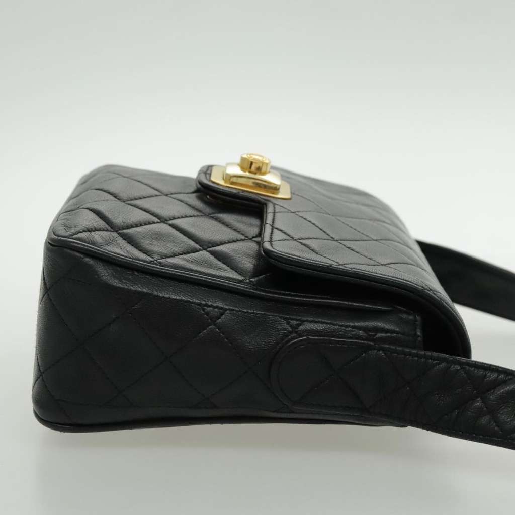 Chanel Vintage CC Pushlock Flap Bag Black Leather Good condition - Model View