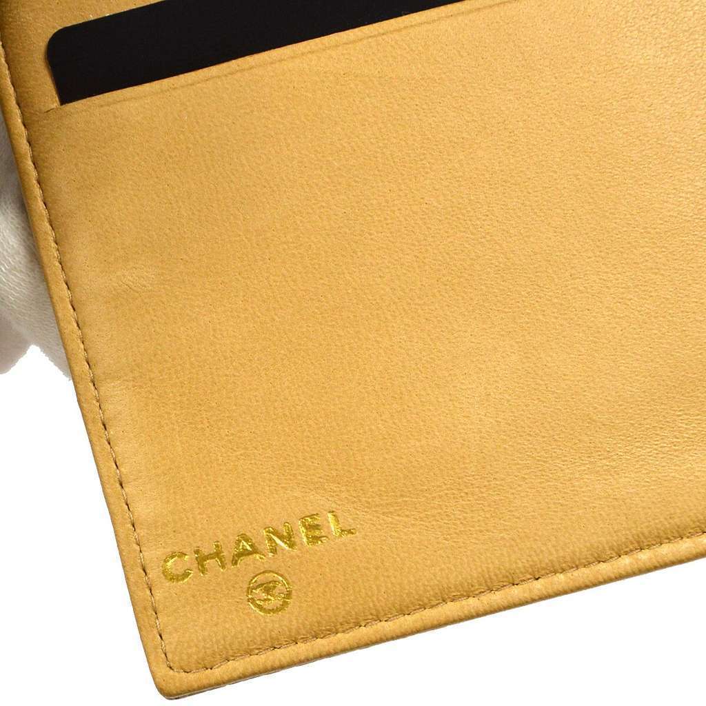 Chanel Timeless CC French Wallet Beige Leather Good condition - Model View