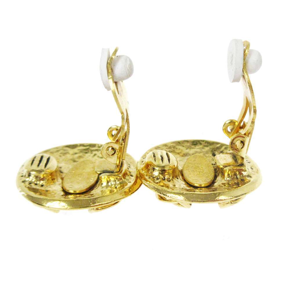 Chanel CC Button Clip-On Earrings Gold Good condition - Model View