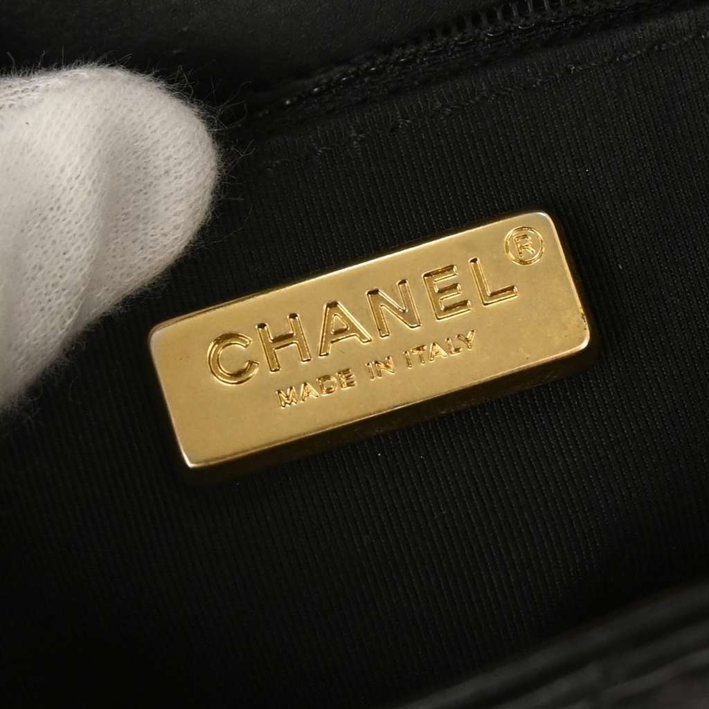 Chanel Rock the Corner Flap Bag Black Leather Good condition - Model View