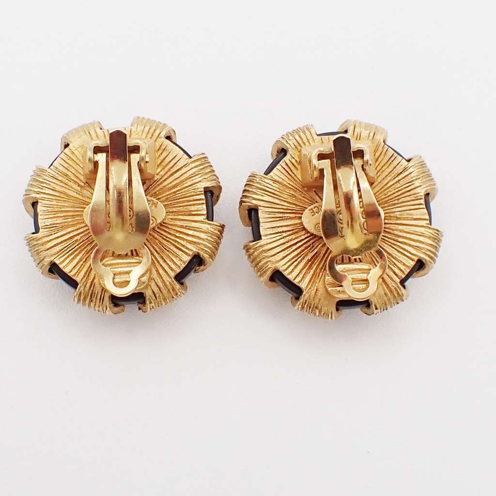 Chanel Vintage CC Round Clip-On Earrings Gold Good condition - Model View