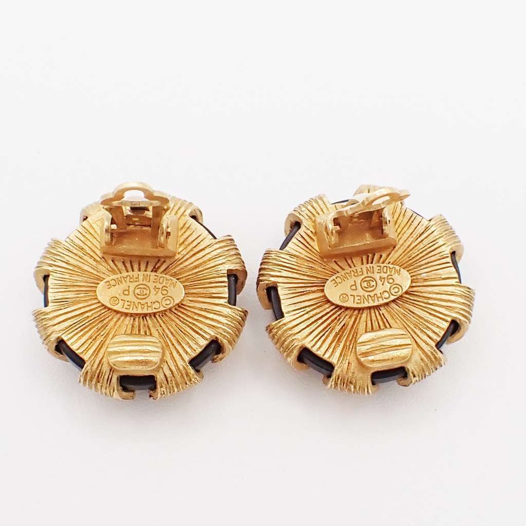 Chanel Vintage CC Round Clip-On Earrings Gold Good condition - Box View