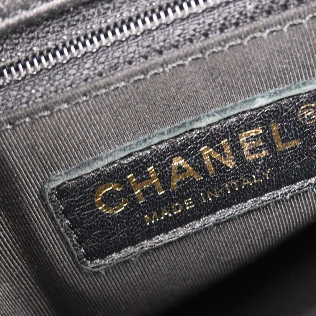 Chanel Chevron Chic Top Handle Bag Black Leather Good condition - Model View