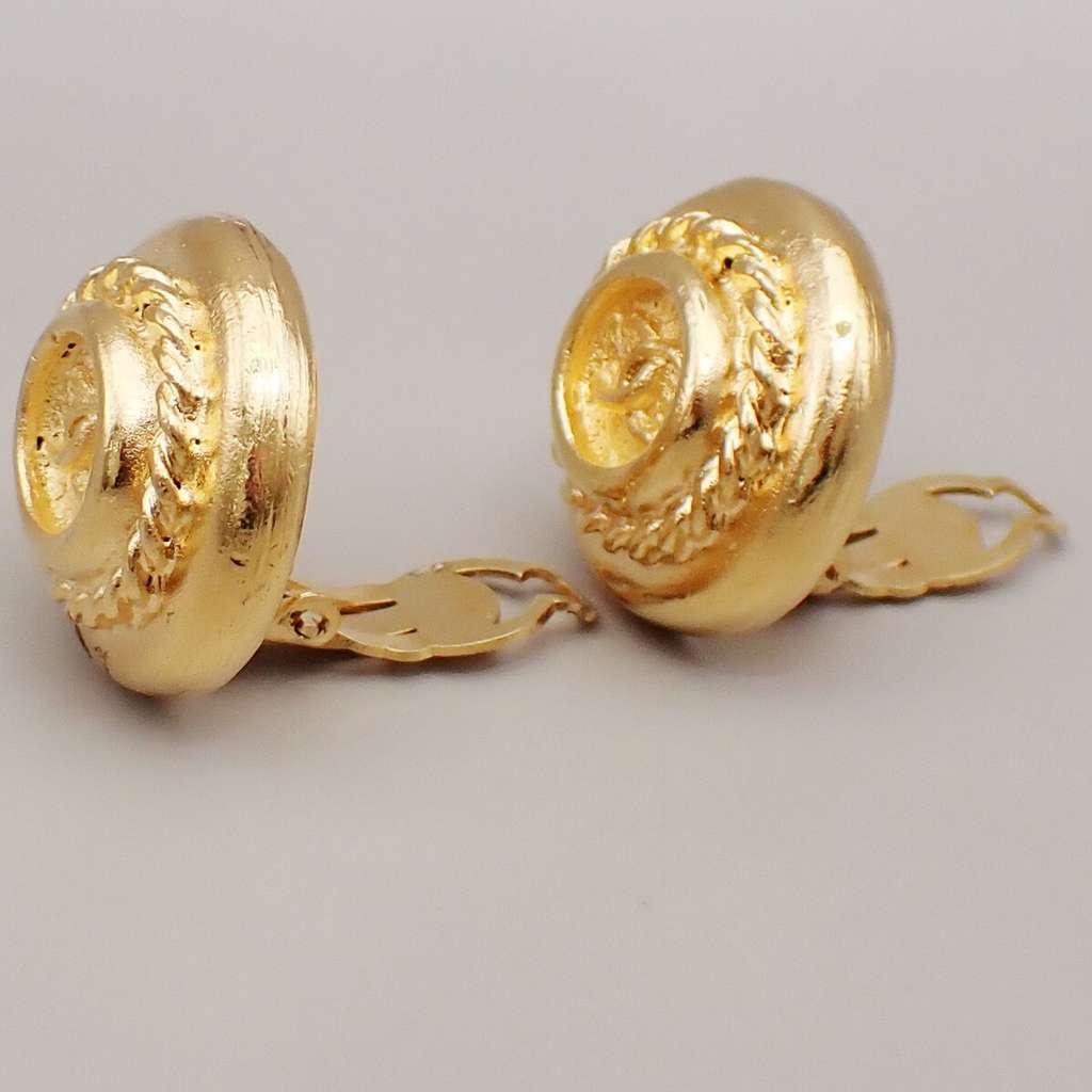 Chanel Vintage CC Logo Round Clip on Earrings Gold Good condition - Inside View