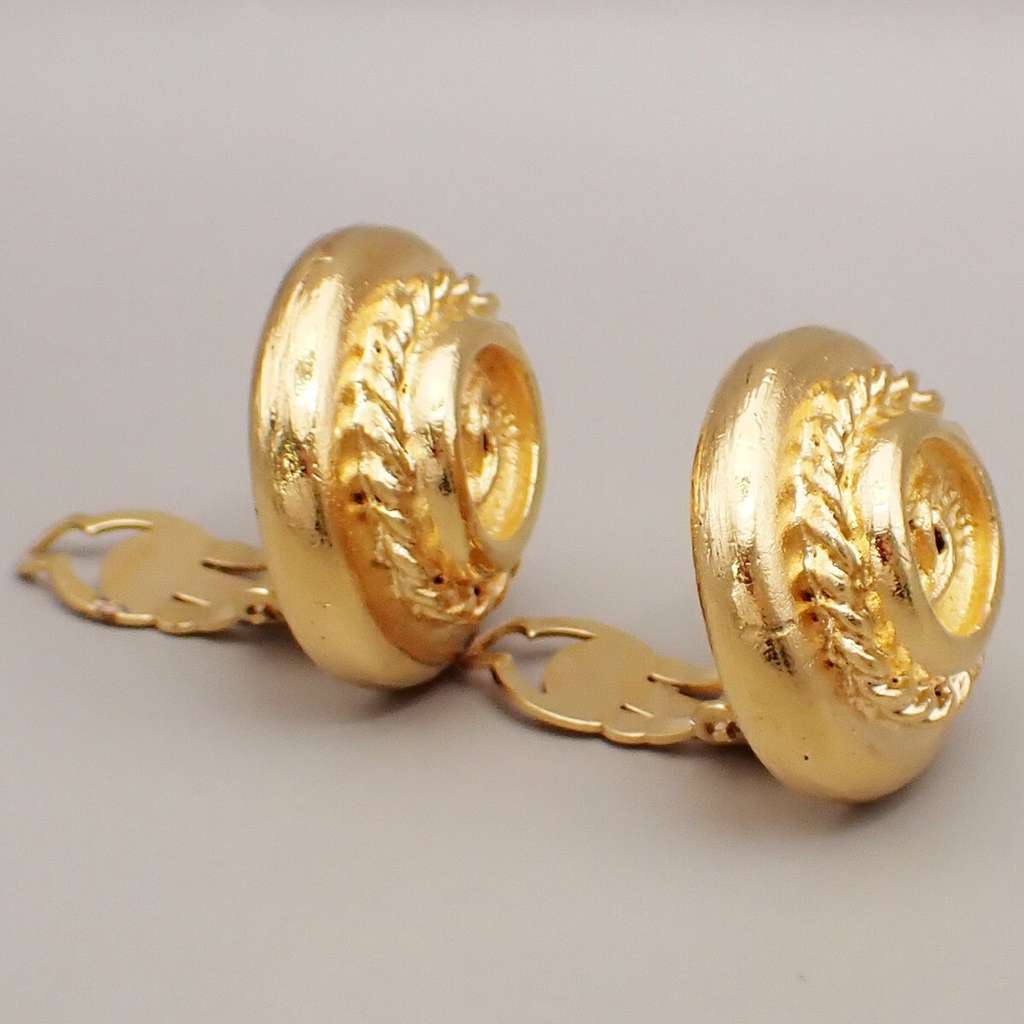 Chanel Vintage CC Logo Round Clip on Earrings Gold Good condition - Model View