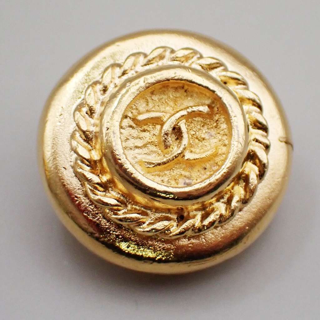 Chanel Vintage CC Logo Round Clip on Earrings Gold Good condition - Box View