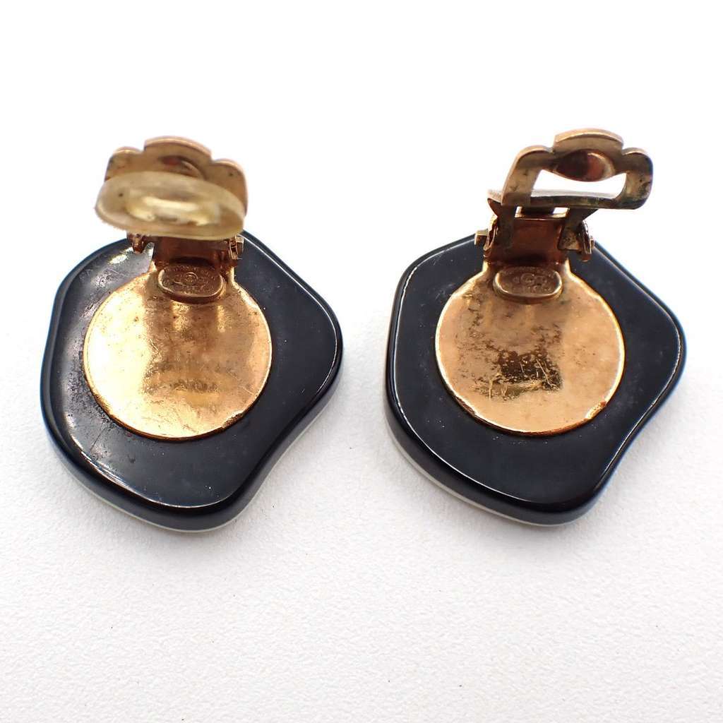 Chanel Vintage Camellia Clip-On Earrings White Plastic Good condition - Inside View