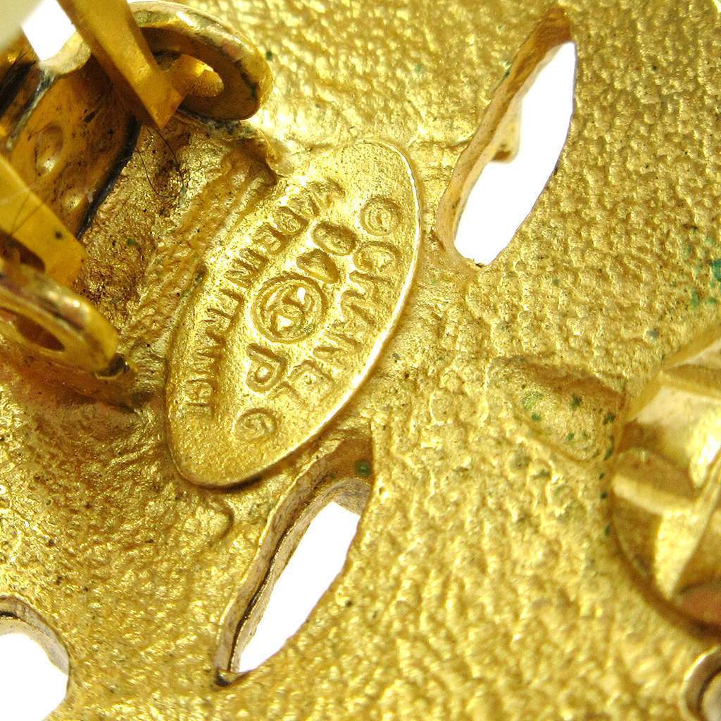 Chanel Vintage Flower Clip-On Earrings Gold Good condition - Model View