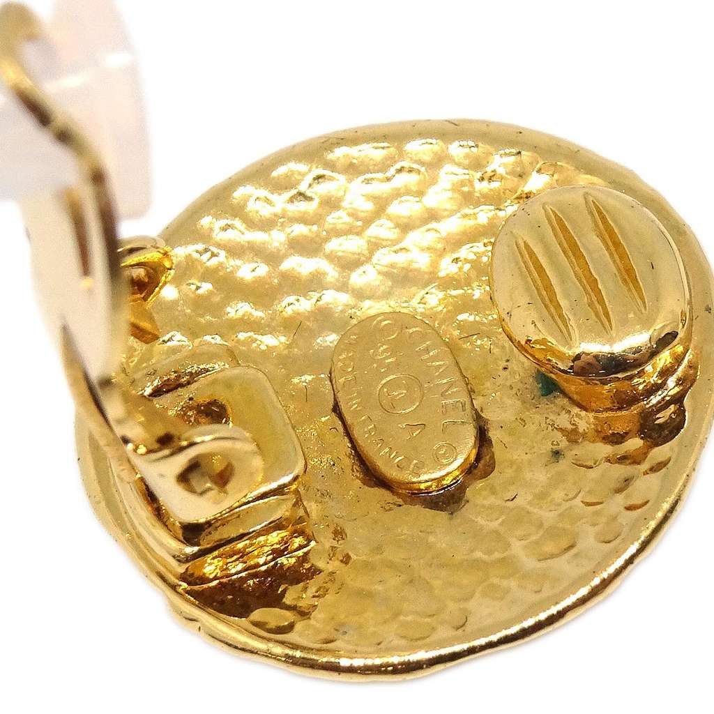Chanel Vintage Round CC Clip-On Earrings Gold Good condition - Model View