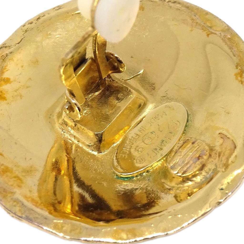 Chanel Vintage CC Round Clip-On Earrings Gold Good condition - Model View