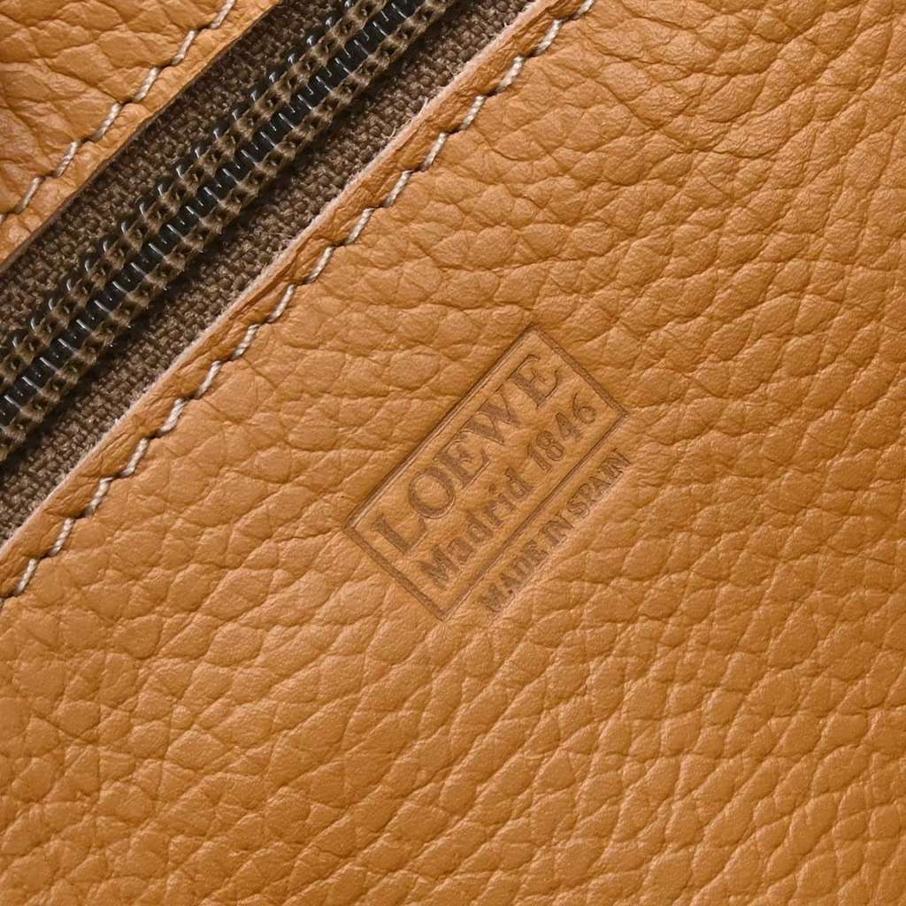 Loewe Anagram Shoulder Bag Brown Leather Good condition - Model View