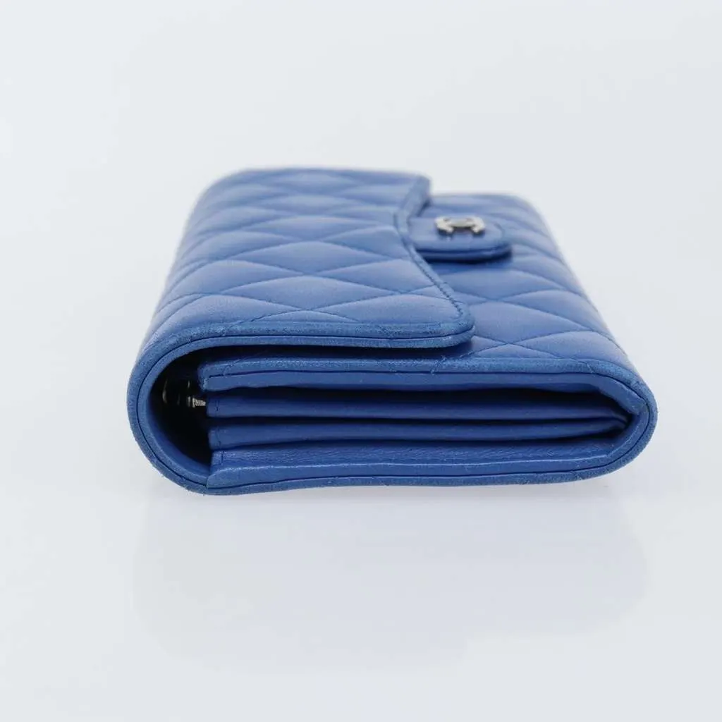 Chanel CC Gusset Classic Flap Wallet Blue Leather Good - Model View