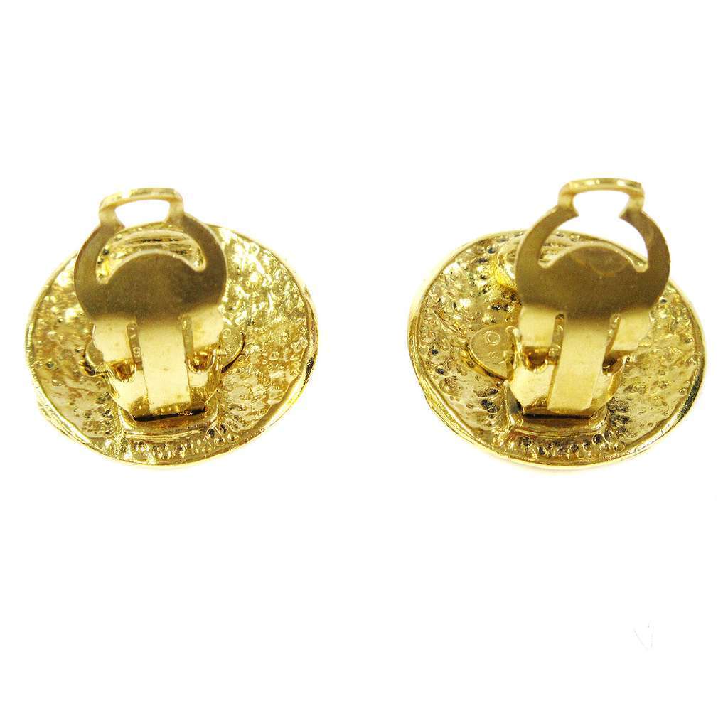 Chanel CC Button Clip-On Earrings Gold Good condition - Model View