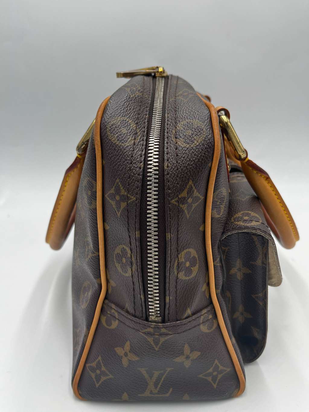 Louis Vuitton Manhattan Handbag Brown Canvas Never worn - Model View