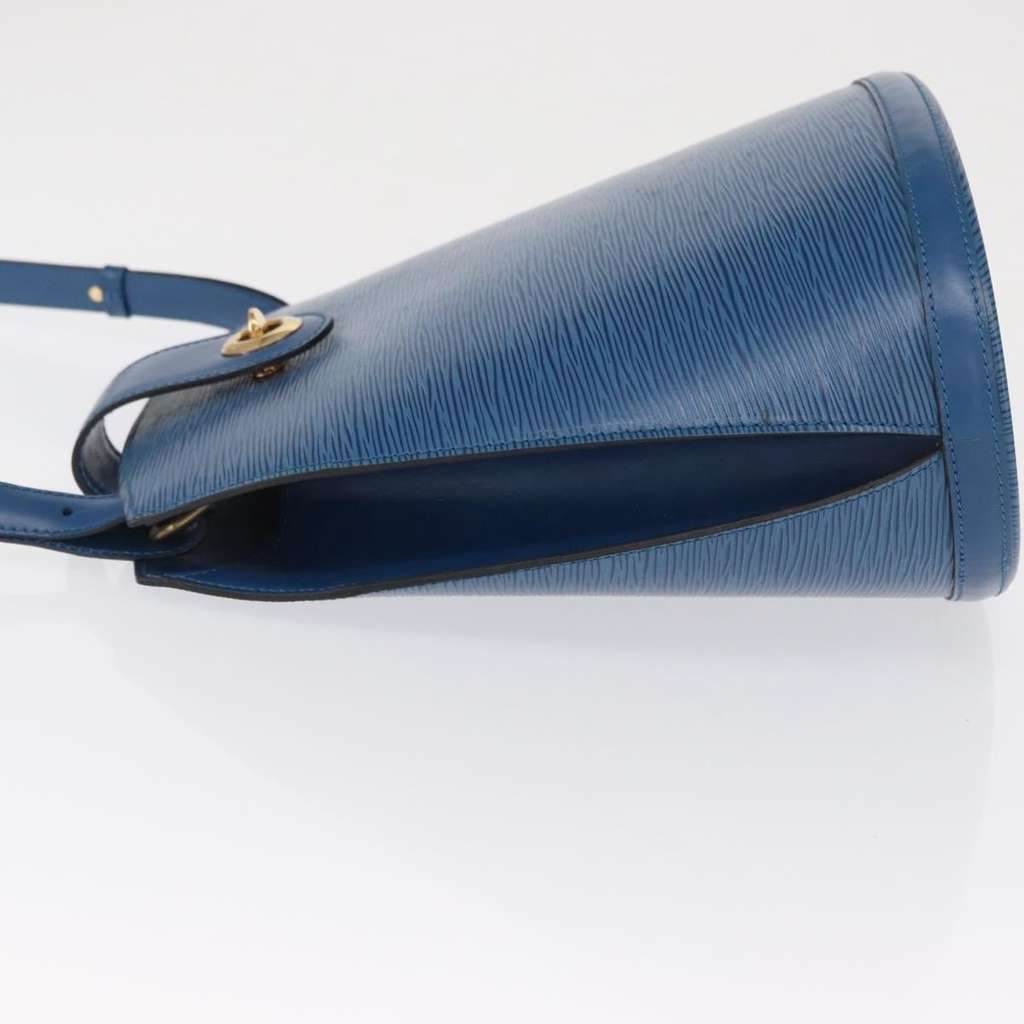 Louis Vuitton Cluny Shoulder Bag Blue Leather Good condition - Model View