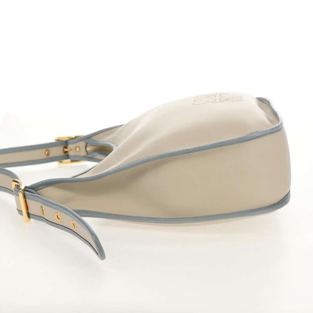 Loewe Vintage Shoulder Bag Beige Leather Good condition - Model View