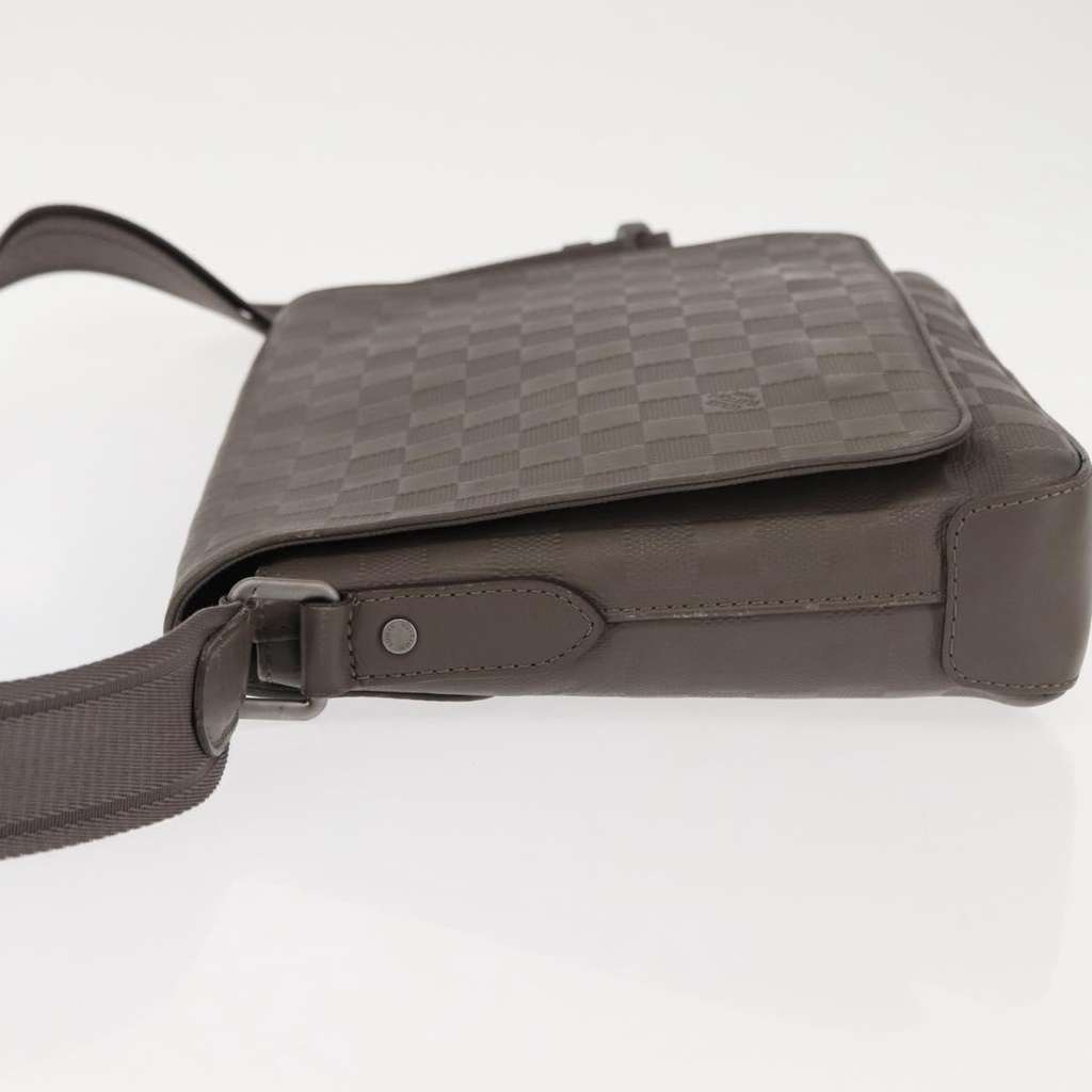 Louis Vuitton District Messenger Bag Other Leather Good condition - Model View