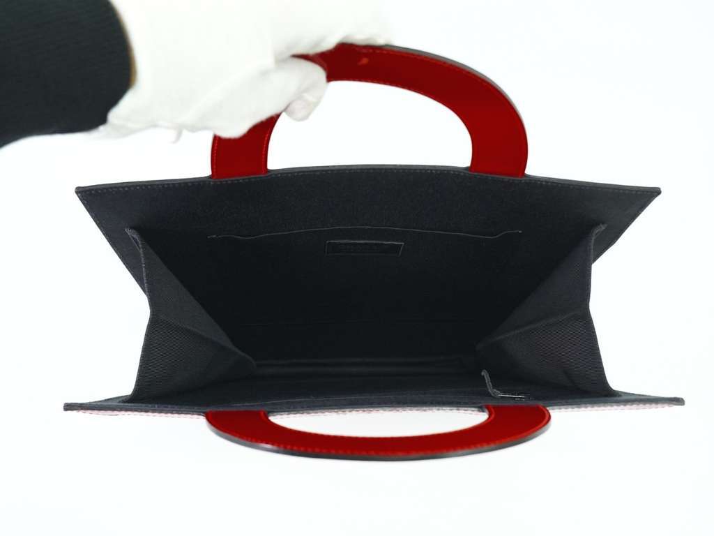 Chanel Vintage Portrait Tote Black Good condition - Model View