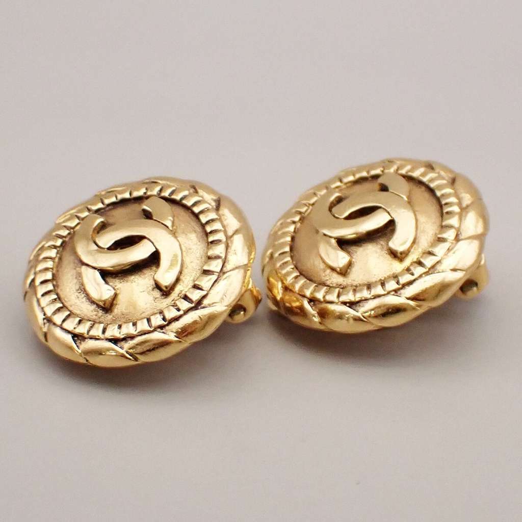 Chanel Vintage CC Round Clip-On Earrings Gold Good condition - Inside View