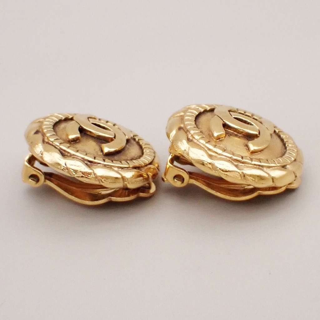 Chanel Vintage CC Round Clip-On Earrings Gold Good condition - Model View