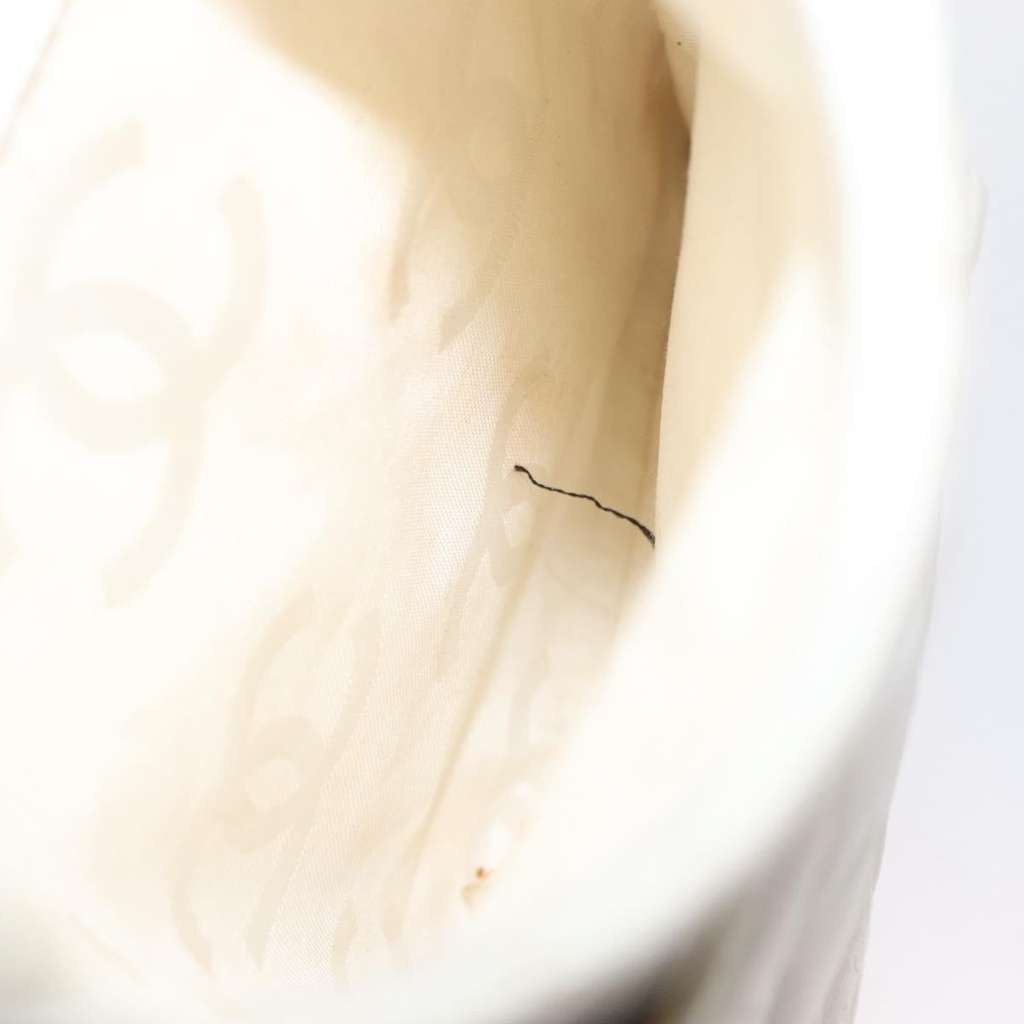 Chanel Cambon Flap Crossbody Bag White Leather Good condition - Box View