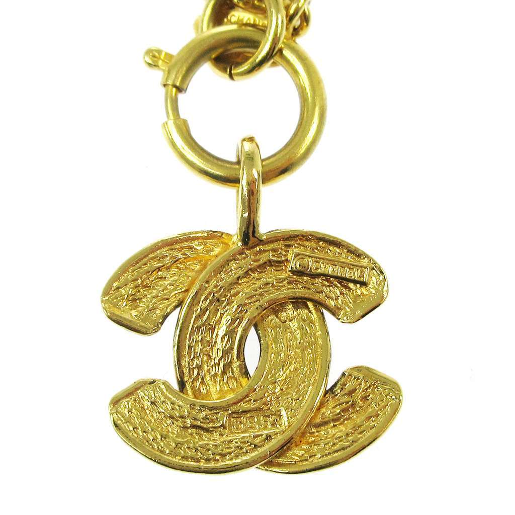 Chanel Vintage Quilted CC Pendant Necklace Gold Gold Good condition - Model View