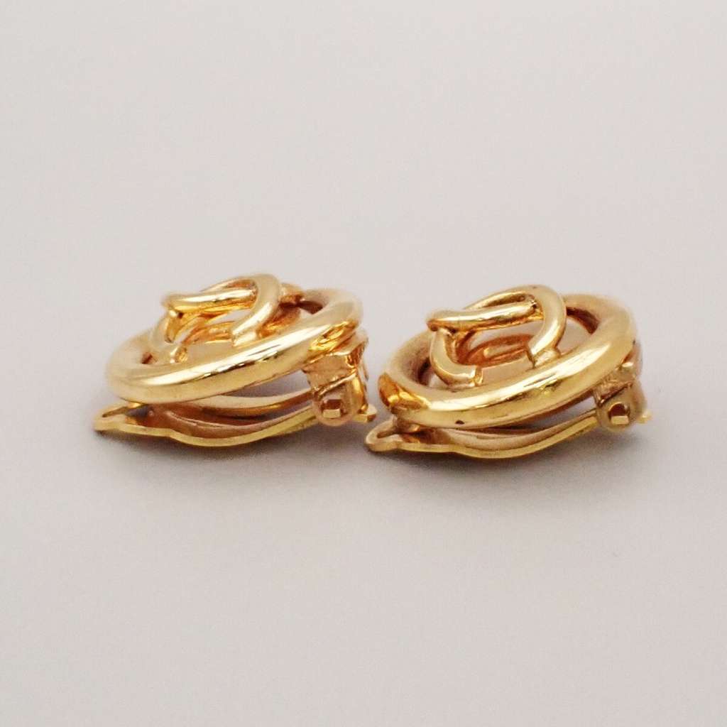Chanel Vintage CC Round Clip-On Earrings Gold Good condition - Model View