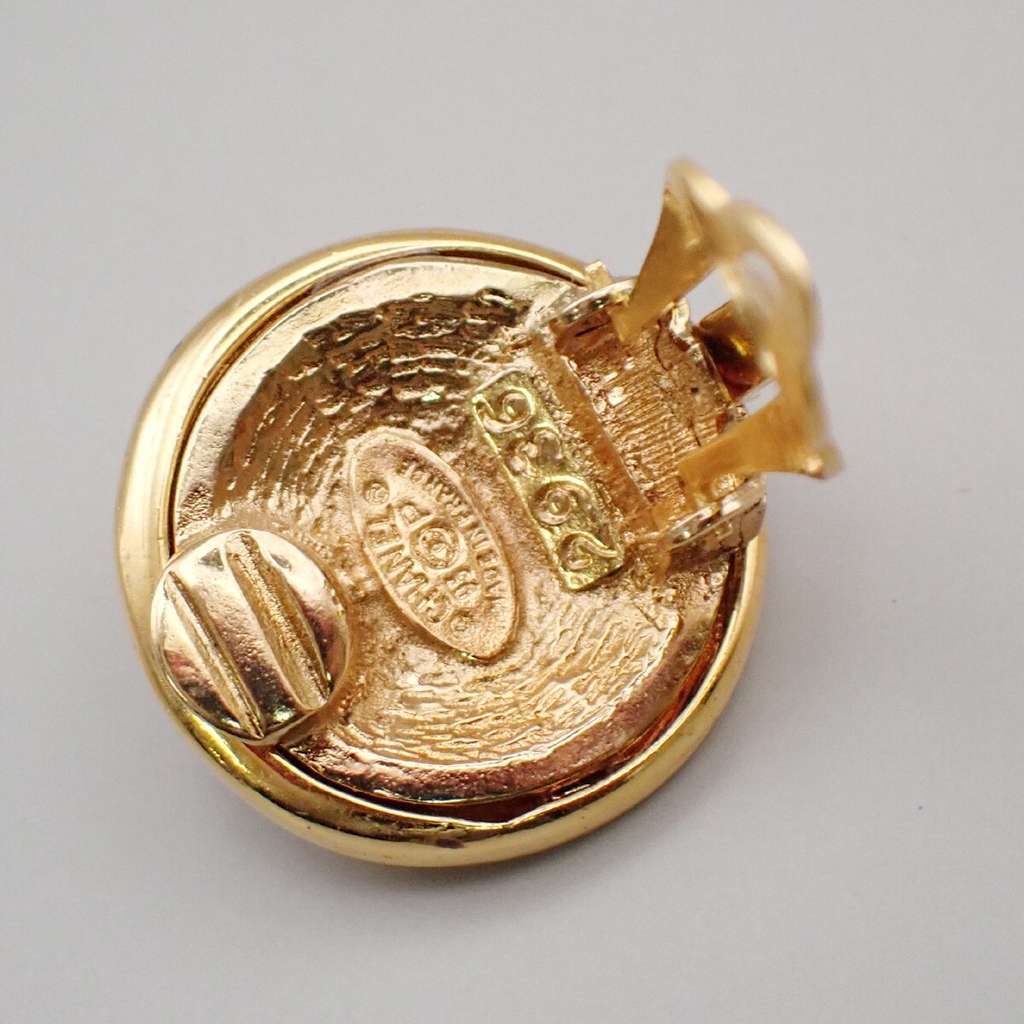 Chanel Vintage CC Round Clip-On Earrings Gold Good condition - Box View