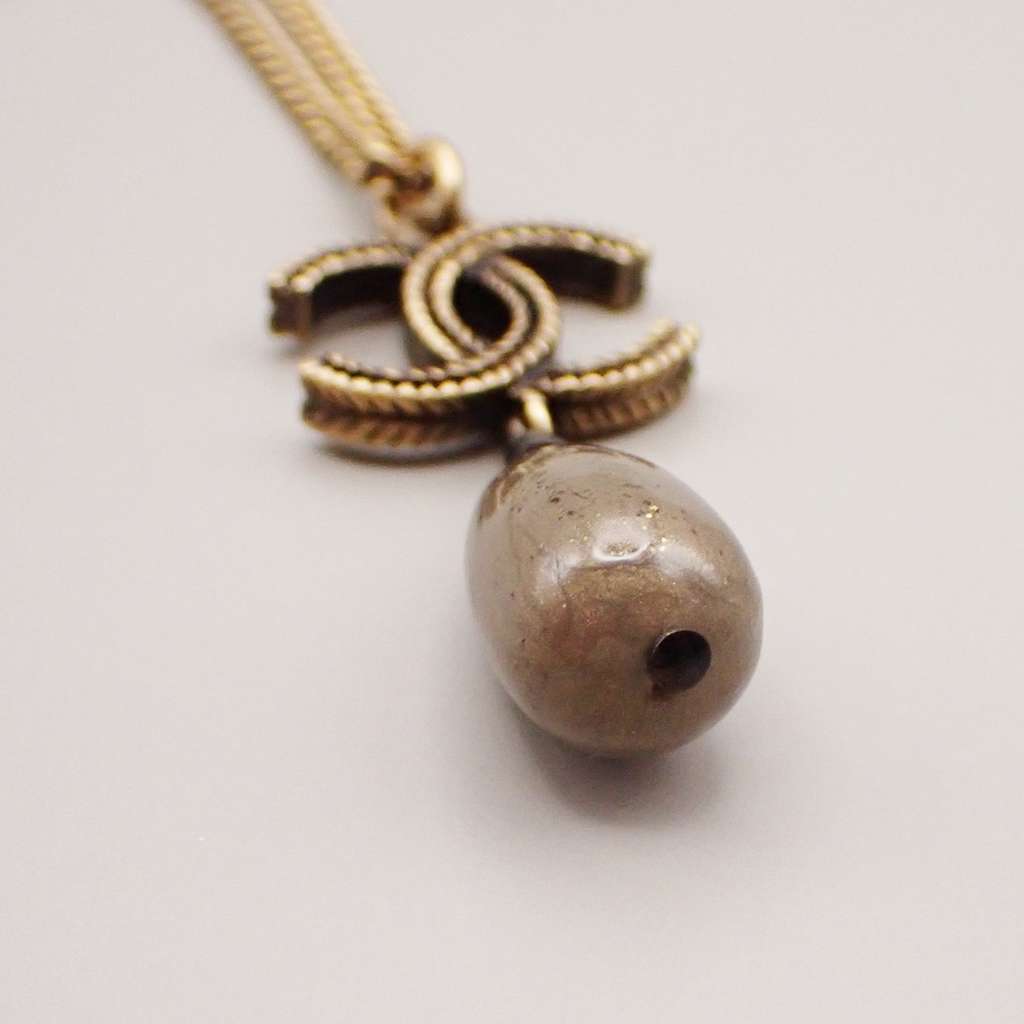 Chanel CC Drop Pendant Necklace Gold Metal Good condition - Model View