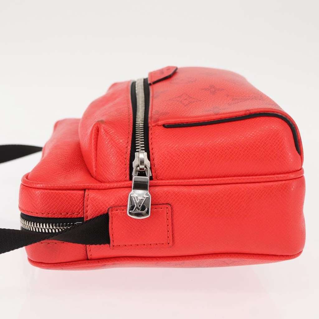 Louis Vuitton Outdoor Messenger Bag Red Leather Good condition - Model View