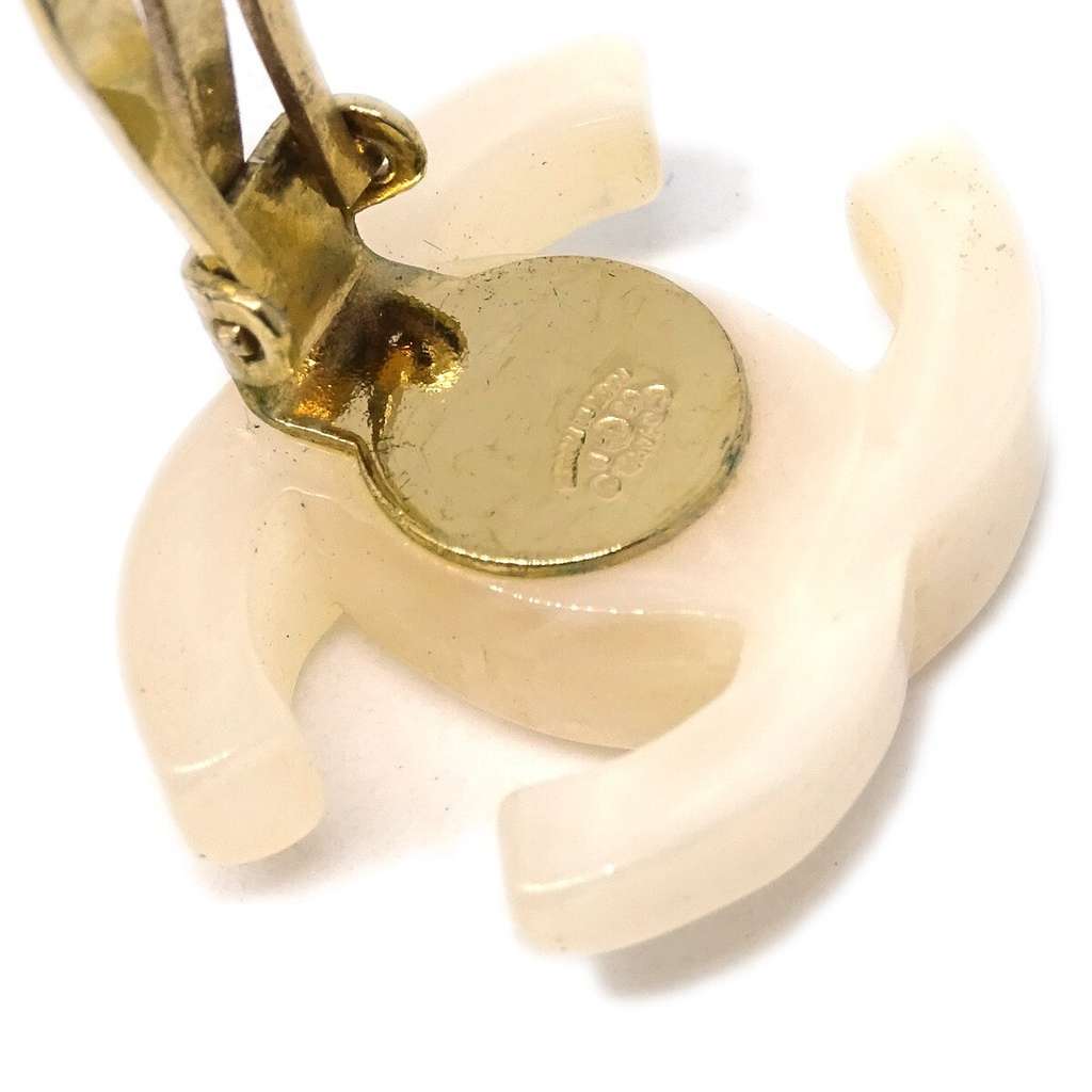 Chanel CC Clip-On Earrings Ecru Plastic Good condition - Model View