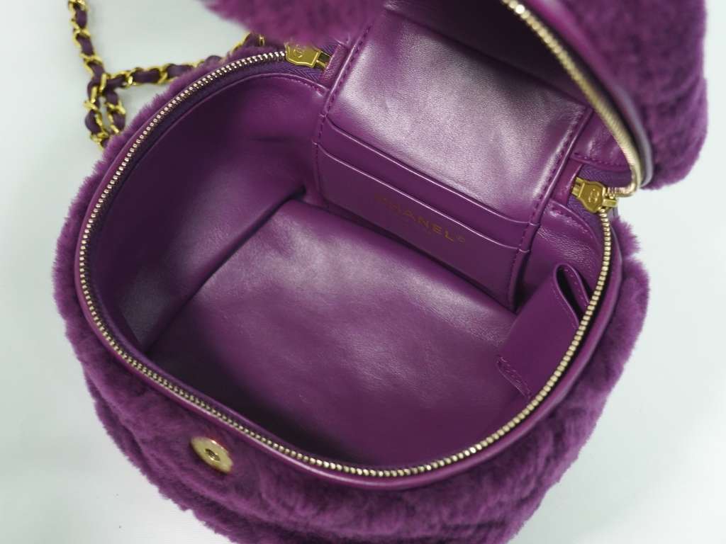 Chanel Coconing Top Handle Vanity Case with Chain Purple Good condition - Model View