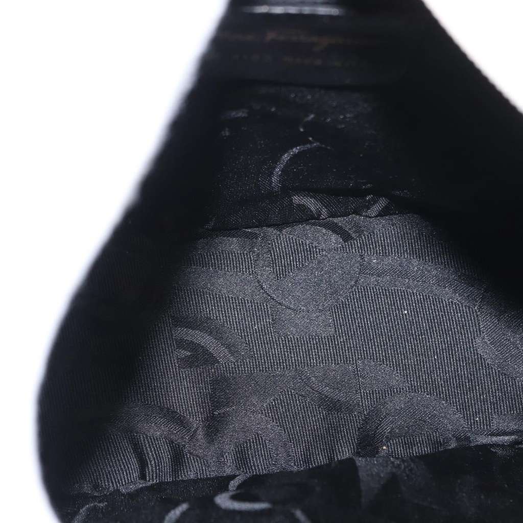 Salvatore Ferragamo Vala Shoulder Bag White Leather Good condition - Model View