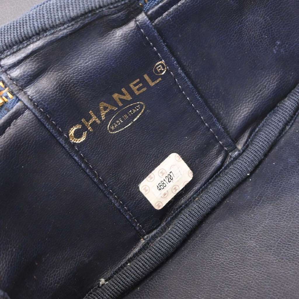 Chanel Vintage CC Vanity Case Blue Good condition - Model View