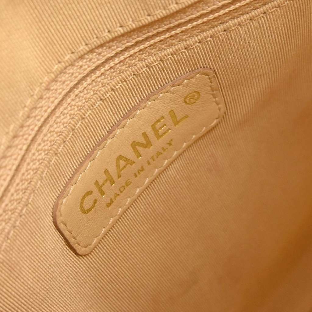 Chanel Timeless CC Chain Shoulder Bag Pink Leather Good condition - Model View