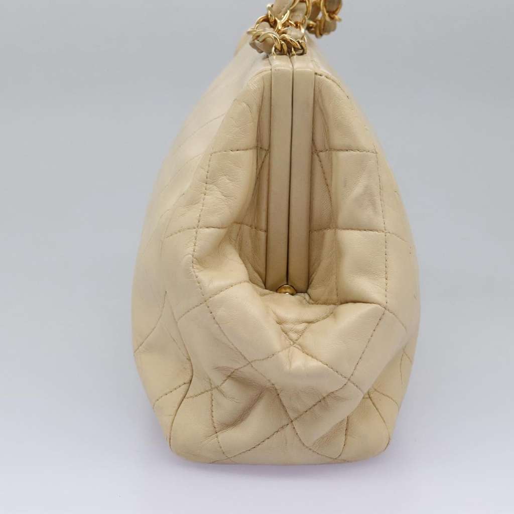Chanel Vintage Clutch Beige Leather Good condition - Model View