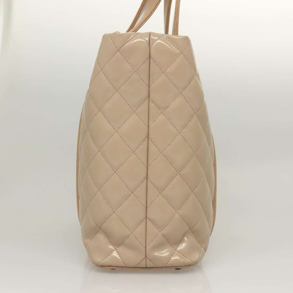 Chanel Quilted Boy Tote Beige Good condition - Model View