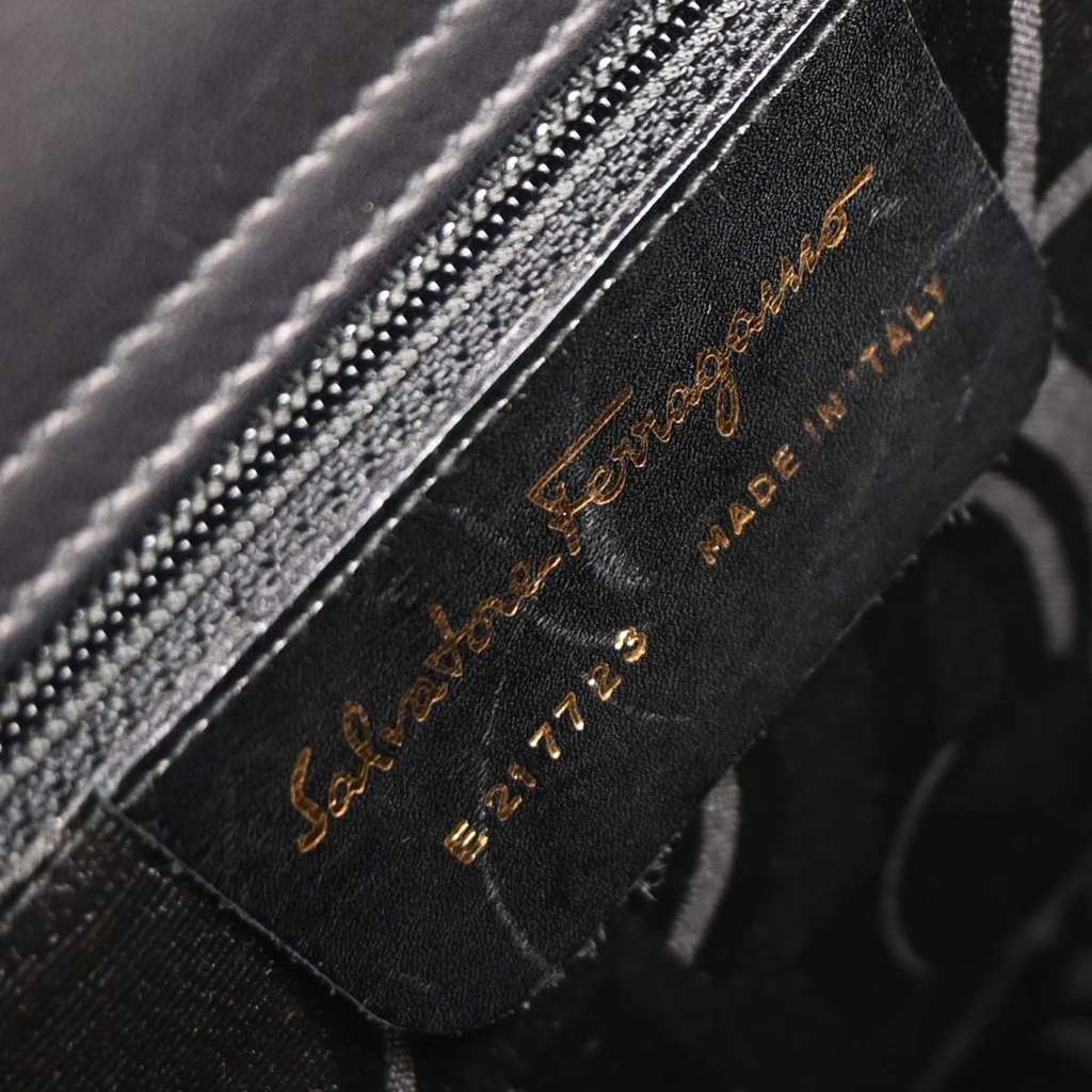Salvatore Ferragamo Vintage Shoulder Bag Black Leather Good condition - Model View