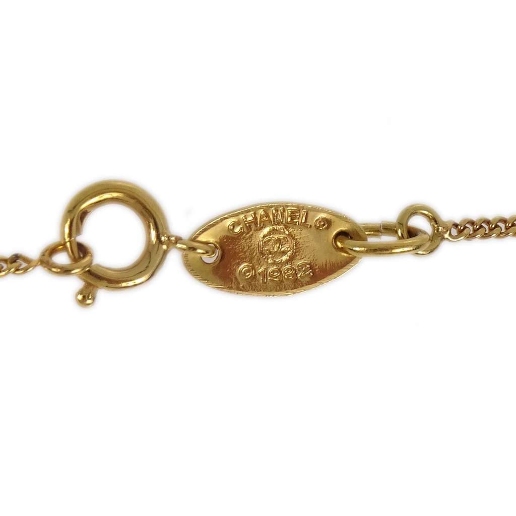 Chanel CC Logo Pendant Necklace Gold Good condition - Model View