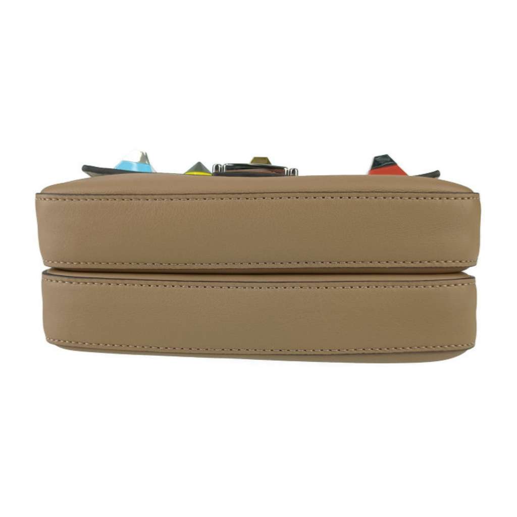 Fendi Chain Baguette Charm Bag Beige Leather Good condition - Model View