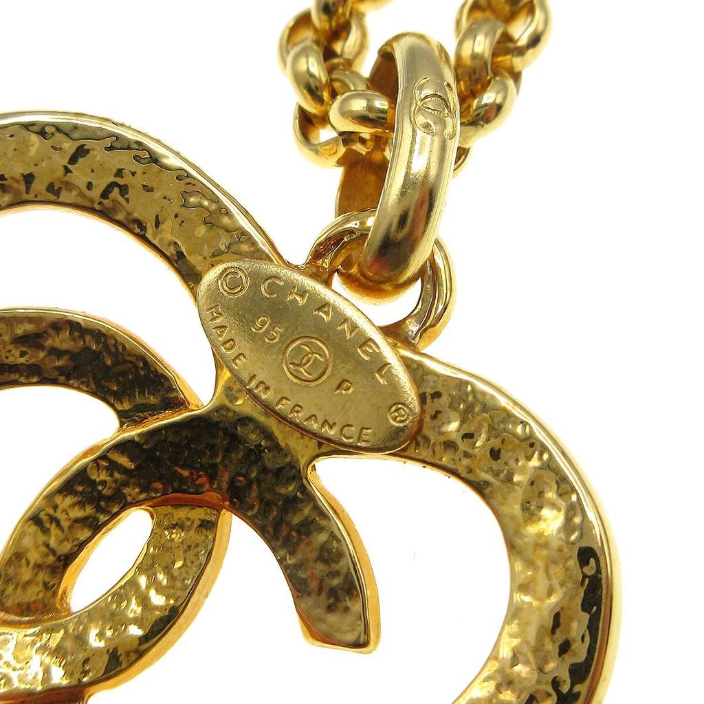 Chanel CC Heart Pendant Necklace Gold Good condition - Model View