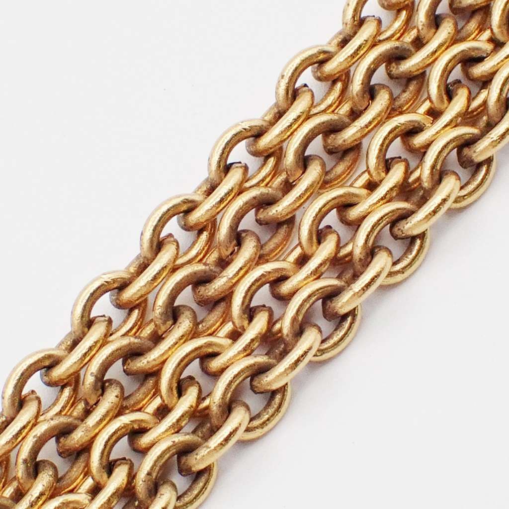 Chanel CC Pendant Chain Necklace Gold Good condition - Model View