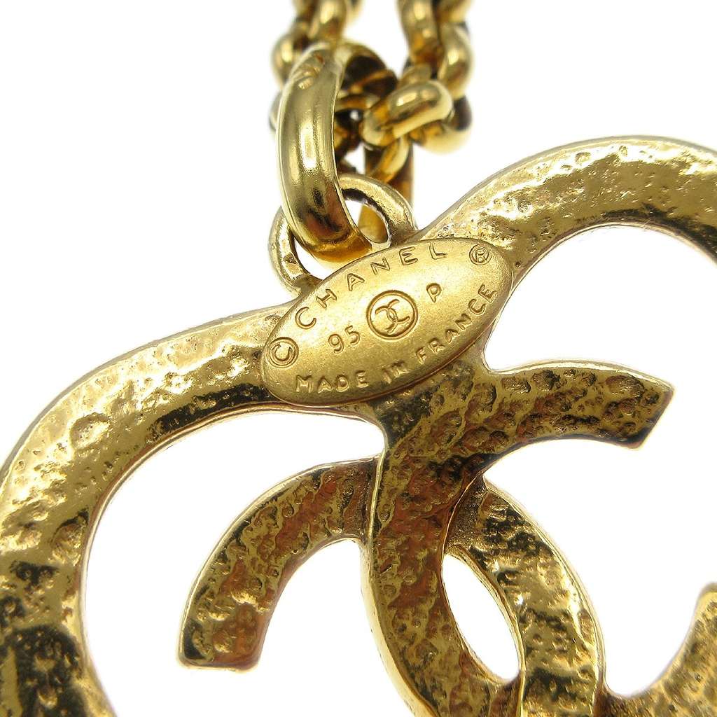 Chanel CC Heart Pendant Necklace Gold Good condition - Model View