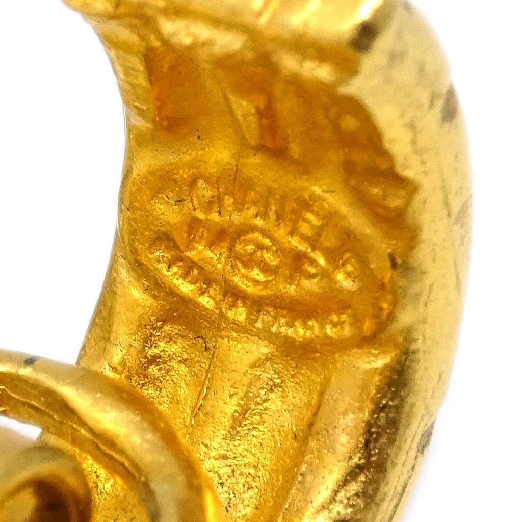 Chanel Vintage CC Earrings Gold Good condition - Model View