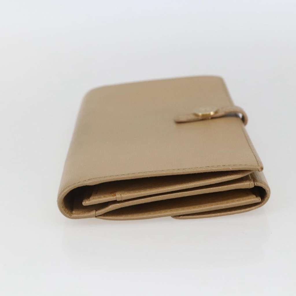 Chanel Coco bouton wallet Beige Leather Fair condition - Model View