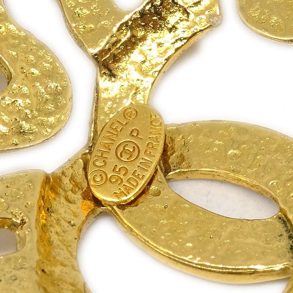 Chanel Vintage CC Flower Cutout Round Clip-On Earrings Gold Good condition - Model View